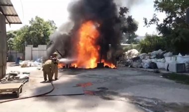 ระทึก!อากาศร้อน กระป๋องสีน้ำมันเก่าระเบิดไฟลุกท่วมร้านรับซื้อของเก่า