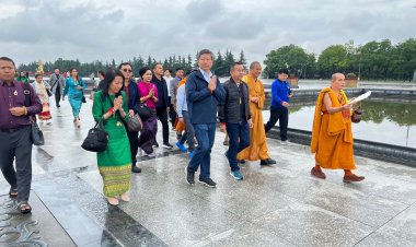 ประธานมูลนิธิดอยเวียงแก้วและภรรยา สักการะวัดฝ่าเหมินซื่อ เมืองซีอาน ประเทศจีน