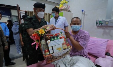 แม่ทัพภาคที่ 4 เยี่ยมให้กำลังใจทหารพราน และพระสงฆ์เหยื่อบึ้มรีอเสาะ