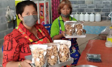 อดีตสาวโรงงานพลิกวิกฤติชีวิตทำแคปหมูติดมันสร้างรายได้วันละ 450