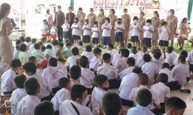 เปิดเทอมโรงเรียนเทศบาล 2 ไหว้-บูชาครู  พร้อมมอบทุนการศึกษา