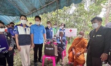 ผู้ว่าฯอยุธยาเชิญสิ่งของพระราชทานช่วยเหลือครอบครัว  คุณตาสำอาง บ้านถูกเพลิงไหม้-คุณยายทองถุงดับคากองเพลิง