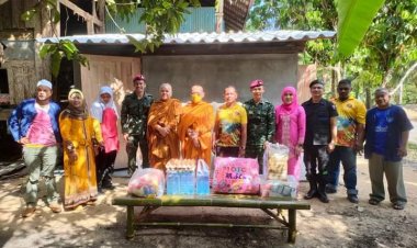 พระสงฆ์ ร่วมกับ ทหาร และผู้นำชุมชน ลงพื้นที่  มอบเครื่องอุปโภคบริโภคผู้ยากไร้นราธิวาส