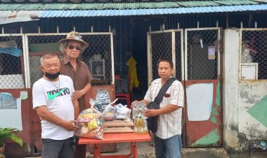 "รัตน ท่าซุง- สท.หมอ ตอไม้ "  คนไทยไม่ทิ้งกัน เป็นสะพานบุญ นำสิ่งของมอบให้ "ลุงชา" ชายสูงอายุ ผู้ยากไร้