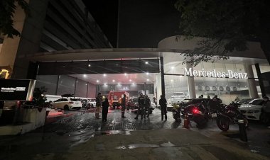 ระทึก! ไฟไหม้โชว์รูมรถหรูกลางกรุง เบนซ์วอดทั้งคัน-เสียหายบางส่วนอีก 6 คัน
