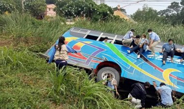 หนีตายระทึก!รถบัสรับส่งคนงานตกถนน  สายเสนา-อยุธยา  สาวฉันทนาตกใจหนีออจากรถ 30 ชีวิต