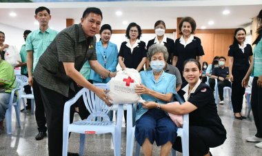 ผู้ว่าฯชลบุรี พร้อมนายกเหล่ากาชาด มอบถุงยังชีพแก่ผู้ป่วยติดเตียง ผู้พิการ ผู้ยากไร้ กลุ่มเปราะบางในพื้นที่