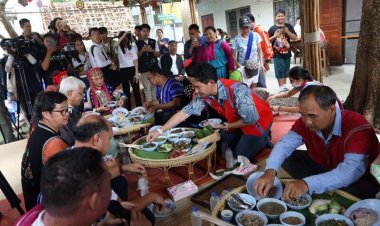 "พิธา" นั่งล้อมวงเปิบ 9 เมนู 9 ชนเผ่า กลุ่มชาติพันธุ์ร่วมยินดี ว่าที่นายกฯ จัดพิธีรับขวัญไล่สิ่งชั่วร้าย