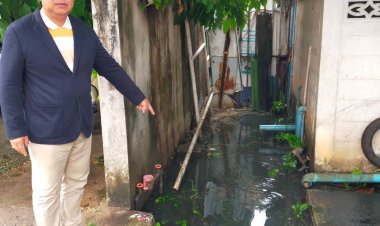 นายกฯ ทน.แม่สอด สั่งแก้ไขแล้วรากไม้ขวางทางน้ำ ท่ออุดตันฝนตกน้ำท่วมขัง พื้นถนน เน่าเสีย ส่งกลิ่นเหม็น