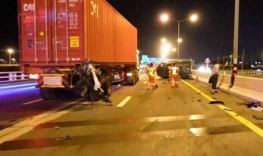 รอดตายปาฎิหาริย์!หนุ่มใหญ่ซิ่งฟอร์จูนเนอร์หลับในพุ่งเสยท้ายพ่วง18 ล้อเต็มแรง พลิกคว่ำหลายตลบแค่เจ็บ