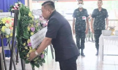 แม่ทัพภาค4รุดเยี่ยมชาวบ้านและร่วมรดน้ำศพผู้เสียชีวิตจากเหยื่อไฟใต้