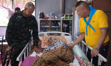 ด้วยความห่วงใย!ผบ.ฉก.นราธิวาสรุดเยี่ยมประธานกลุ่มเครือข่ายผู้หญิงภาคประชาสังคมฯเหยื่อตากใบ  2547