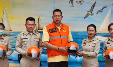 ผู้ว่าฯชลบุรี มอบหมวกกันน็อค100 ใบ เด็กนักเรียน เสริมสร้างความปลอดภัยในการเดินทาง