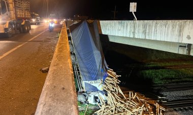 หนุ่มวัย 37 ฝืนสังขารขับสิบล้อวูบหลับใน พุ่งตกสะพาน หัวทิ่มรางรถไฟ เจ็บสาหัส 2