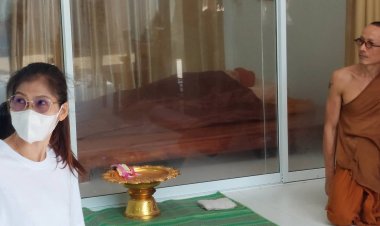 ศิษยานุศิษย์ทั่วไทยหลั่งไหลเดินทางกราบไหว้สักการะสังขาร"หลวงปู่แสง"เกจิดังอีสานที่วัดป่าดงสว่างธรรม