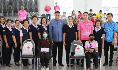 ผู้ว่าฯชลบุรีมอบถุงยังชีพผู้ยากไร้ กลุ่มเปราะบาง บำบัดทุกข์ บำรุงสุขสร้างรอยยิ้มให้คนชลบุรี