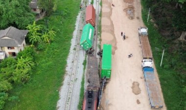 ระทึก!รถไฟชนกันสนั่น ขบวนรถสินค้าเปลี่ยนรางไปเจอตู้คอนเทนเนอร์ขวางทาง บาดเจ็บ 3