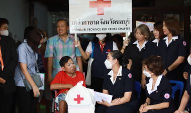 เหล่ากาชาดชลบุรีลงพื้นที่มอบถุงยังชีพผู้ยากไร้ เยี่ยมเยียนผู้ป่วยติดเดียง ผู้สูงอายุ