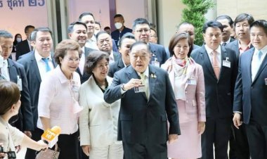 "ลุงป้อม" ส.ส.น้องใหม่ป้ายแดง ควง"ร.อ.ธรรมนัส" นำ ส.ส.พรรคพลังประชารัฐ รายงานตัววันแรก