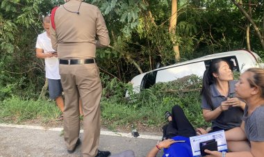 ระทึก!สาวพิมายหลับในขับรถเก๋งพุ่งลงคลองติดอยู่กับกิ่งไม้ โชคดีที่รถไม่จมน้ำ