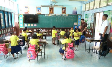 นักเรียนขอนแก่น วอนฟังเสียงหนูที หลังไฟฟ้าติดๆดับๆไม่สามารถเปิดได้นักเรียนทุกชั้นเรียนต้องเปิดหน้าต่างคลายร้อน