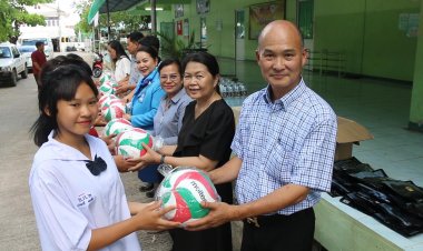 ทต.พระลับ มอบลูกวอลเลย์บอล-อุปกรณ์ฝึกสอนหนุนเยาวชนเล่นกีฬาห่างไกลยาเสพติด-จอมือถือ