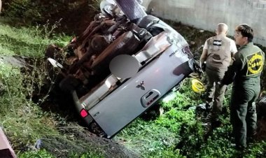 สลด!กระบะชนขอบทาง พลิกคว่ำ คนงานนั่งท้ายกระเด็นตก ดับ 2 ศพ เจ็บอีกเพียบ