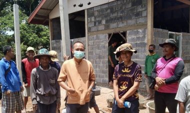 นายอำเภอขุนหาญ ฝ่าแดดลุย.! ติดตามการก่อก่อสร้างบ้านผู้ยากไร้