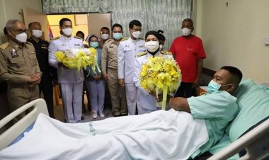 ในหลวงพระราชทานแจกันดอกไม้และตะกร้าสิ่งของพระราชทาน แก่ชุมคุ้มครองมะนังดาลัมเหยื่อบึ้มเจ็บ 4 นาย