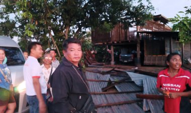 พายุฝนลมกระโชกแรงพัดถล่มบ้านหนองโบสถ์เมืองโคราชพังยับนับร้อยหลัง