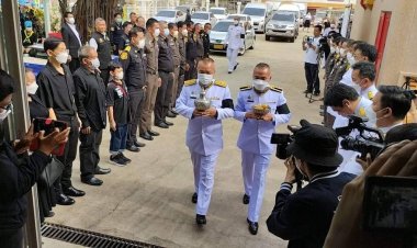 ในหลวง-ราชินี พระราชทานพวงมาลา แก่ครอบครัว "น้องเบ็นซ์"เหยื่อถังดับเพลิงบึ้มดับ