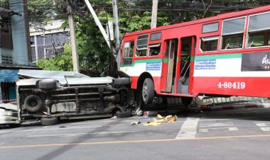 รถเมล์สาย 13 ห้วยขวาง- ตลองเตยซิ่งแหกโค้งพุ่งชนรถจอดติดไฟแดงกลางสี่แยกประชาสงเคราะห์เจ็บระนาว
