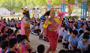 ผอ.โรงเรียนสวมบทพระอภัยมณีเป่าแตรแห่ขบวนคณะครูสวมบทนางยักษ์ อีแก้วน้าม้า เข้าโรงเรียนเซอร์ไพรส์เด็กนักเรียน