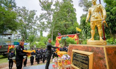 อันเชิญพระบรมราชานุสาวรีย์สมเด็จพระนเรศวรมหาราช ประดิษฐาน ณ ฐานปฏิบัติการอนุพงศ์ พื้นที่ช่องบก