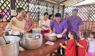 "นายกต้อน"  ลูกจ้างประชาชน มอบเงินสนับสนุนโครงการอาหารกลางวัน  รร.ชุมชนบ้านอุ้มผา 580,140 บาท