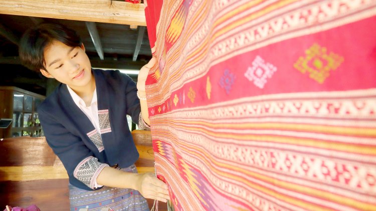 แรงบันดาลใจของ "น้อง เจเจ" จากลายซิ่นโบราณที่ได้จาก "โฮงเจ้าฟองคำ"พิพิธภัณฑ์ที่มีชีวิตและพื้นที่สร้างสรรค์ สู่การต่อยอดลายผ้าประยุกต์ "ลายซิ่นวิเศษเมืองน่าน"