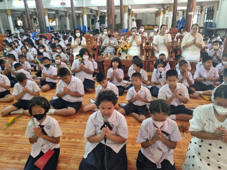 ก่อนหยุดยาว! นำนักเรียน-ครูกว่า500คนร่วมพิธีถวายพระพรชัยมงคลสมเด็จราชินี