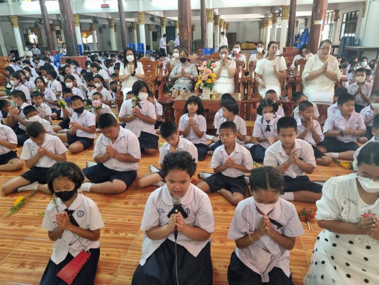 ก่อนหยุดยาว!   นำนักเรียน-ครูกว่า500คนร่วมพิธีถวายพระพรชัยมงคลสมเด็จราชินี