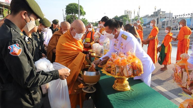 ผู้ว่าฯโคราช นำข้าราชการ ปชช. ตักบาตรข้าวสารอาหารแห้งแด่พระภิกษุสงฆ์