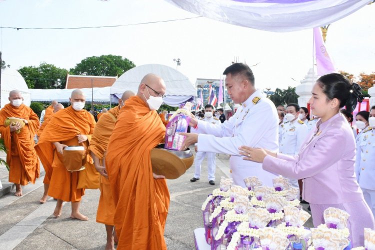 ผู้ว่าฯชลบุรีนำตักบาตรพระสงฆ์ 46 รูป เนื่องในวันเฉลิมพระชนมพรรษา "พระราชินี"'