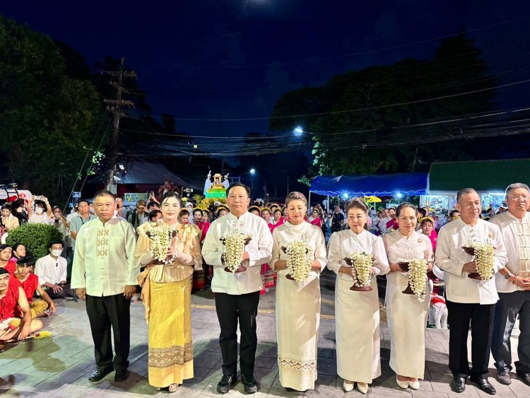 "มาดามหยก" สืบสานประเพณี ร่วมเดินเท้าอัญเชิญน้ำสรงพระราชทานขึ้นสู่วัดพระธาตุดอยสุเทพ