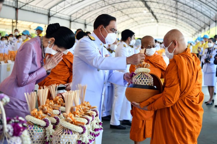 "นายกฯ" เป็นประธานในพิธีทำบุญตักบาตรถวายพระราชกุศล เนื่องในวันเฉลิมพระชนมพรรษา "พระราชินี"