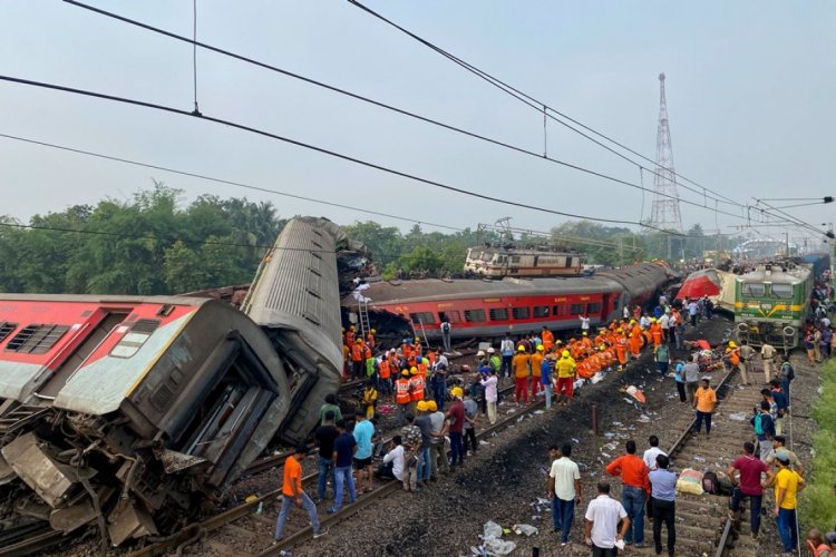 โศกนาฏกรรมครั้งใหญ่!รถไฟโดยสารชนตกลางประสานงาในอินเดียดับพุ่งกว่า 200 ศพ เจ็บนับพันคน
