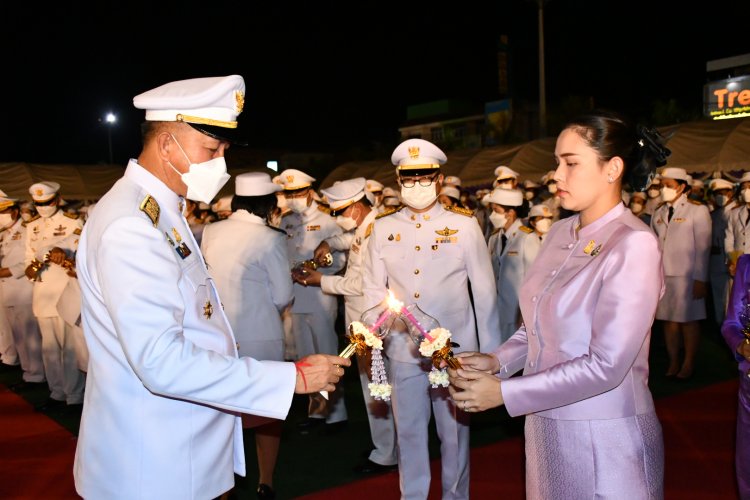 ผู้ว่าฯชลบุรีนำพสกนิกรร่วมจุดเทียนชัยถวายพระพรชัยมงคล "พระราชินี"