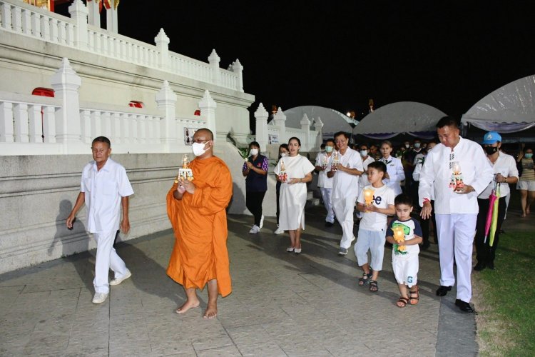 ผู้ว่าฯชลบุรีนำพุทธศาสนิกชนเวียนเทียนเนื่องในวันวิสาขบูชาวันสำคัญของโลก