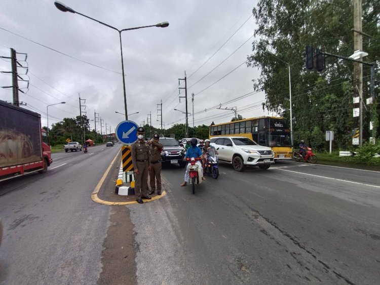 ฝนเทเมืองศรีสะเกษติดต่อกันหลายวันทำพื้นที่ถนนบางแห่เฉอะแฉะจราจรติดขัดไม่คล่องตัว