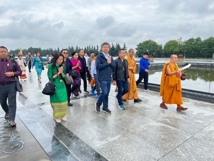 ประธานมูลนิธิดอยเวียงแก้วและภรรยา สักการะวัดฝ่าเหมินซื่อ เมืองซีอาน ประเทศจีน