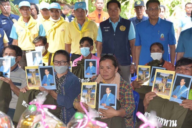 มูลนิธิราชประชานุเคราะห์เชิญสิ่งของพระราชทานผู้ประสบวาตภัยมุกดาหาร