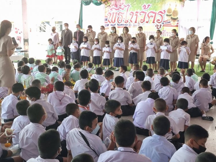 เปิดเทอมโรงเรียนเทศบาล 2 ไหว้-บูชาครู พร้อมมอบทุนการศึกษา