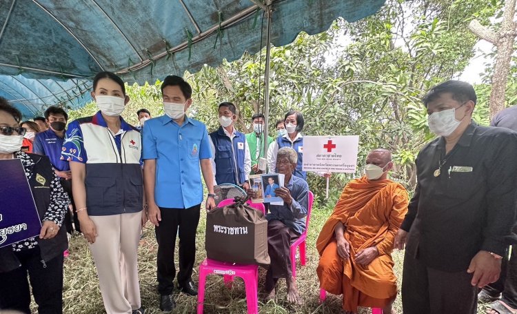 ผู้ว่าฯอยุธยาเชิญสิ่งของพระราชทานช่วยเหลือครอบครัว  คุณตาสำอาง บ้านถูกเพลิงไหม้-คุณยายทองถุงดับคากองเพลิง